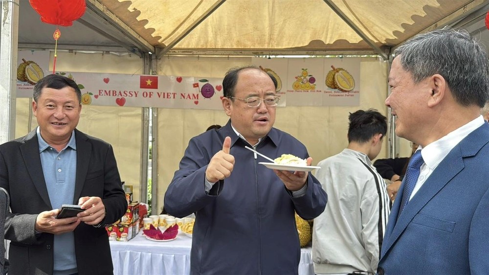 北京果蔬批发市场领导称赞越南榴莲品质。