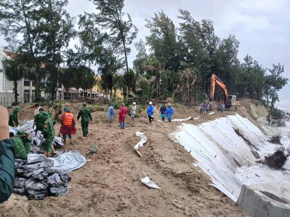 岸边坍塌区域已向内陆侵入约28米。