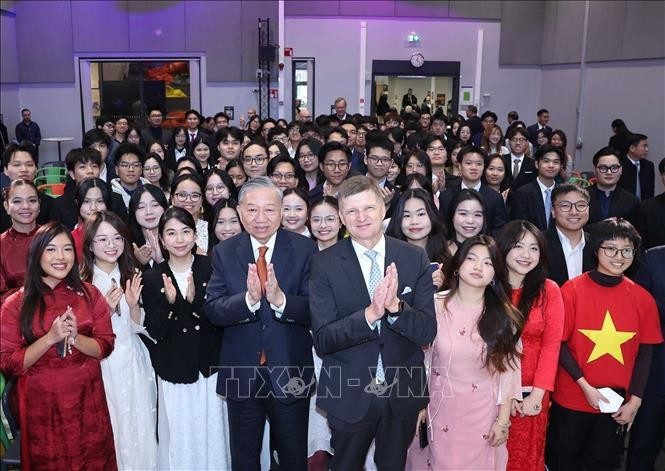 苏林总书记与越南学生合影。