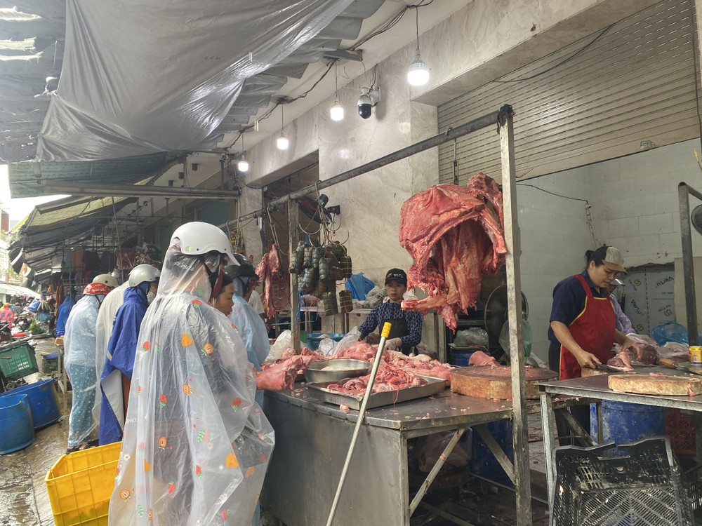 民众涌向清溪一市场购买肉类。