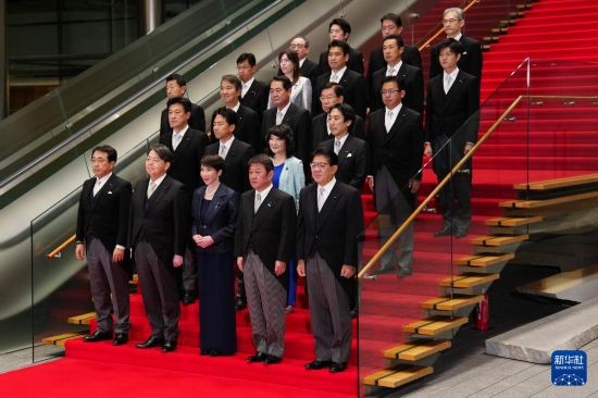 10月21日，日本首相高市早苗（前排中）在东京的首相官邸率阁僚合影。