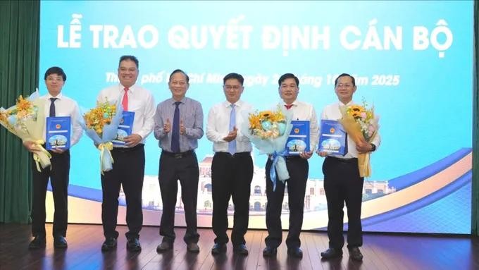 胡志明市人委会副主席阮孟强和市人委会党委副书记陈文南祝贺履新干部。