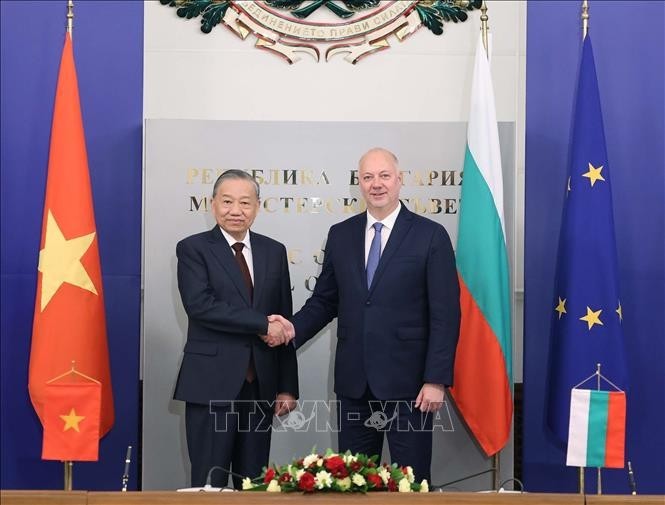 越南共产党中央总书记苏林会见保加利亚总理罗森·热利亚兹科夫。