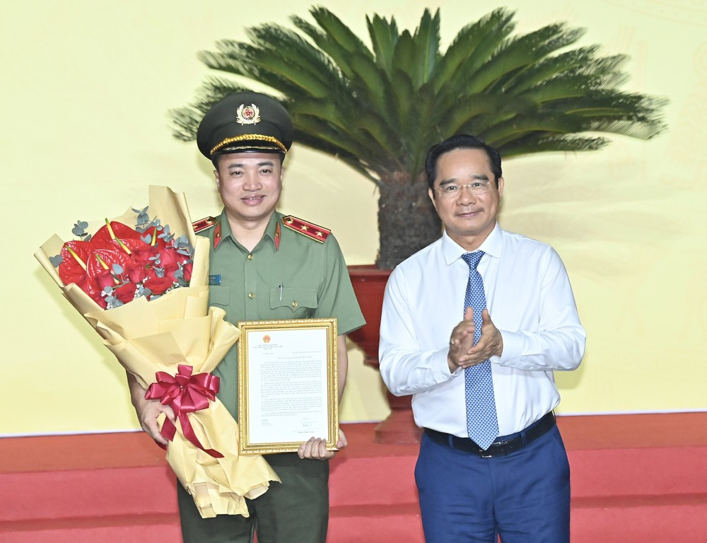 胡志明市人委会主席阮文得向梅皇中将颁发政府总理的表扬信。