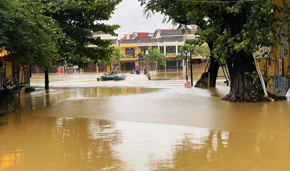 会安古埠因持续强降雨而严重受淹。