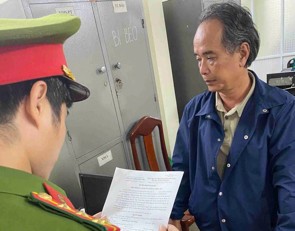 公安力量宣读对阿Th.的刑事拘留决定（图：互联网）。