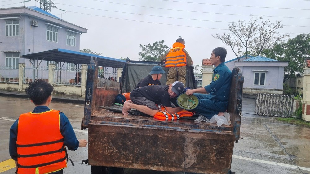 职能力量将受伤者送往乡医疗站。