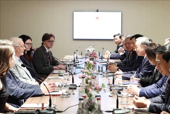 苏林总书记会见英国共产党总书记罗伯特·格里菲斯。