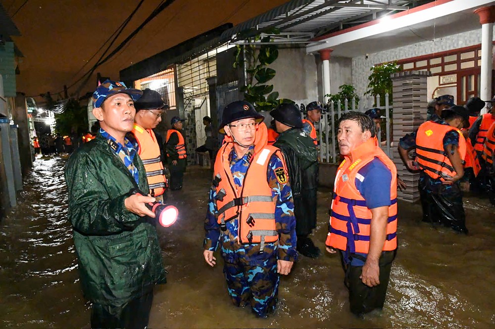 干部和战士与地方政府、救援力量配合勘察，连夜制定救援方案。