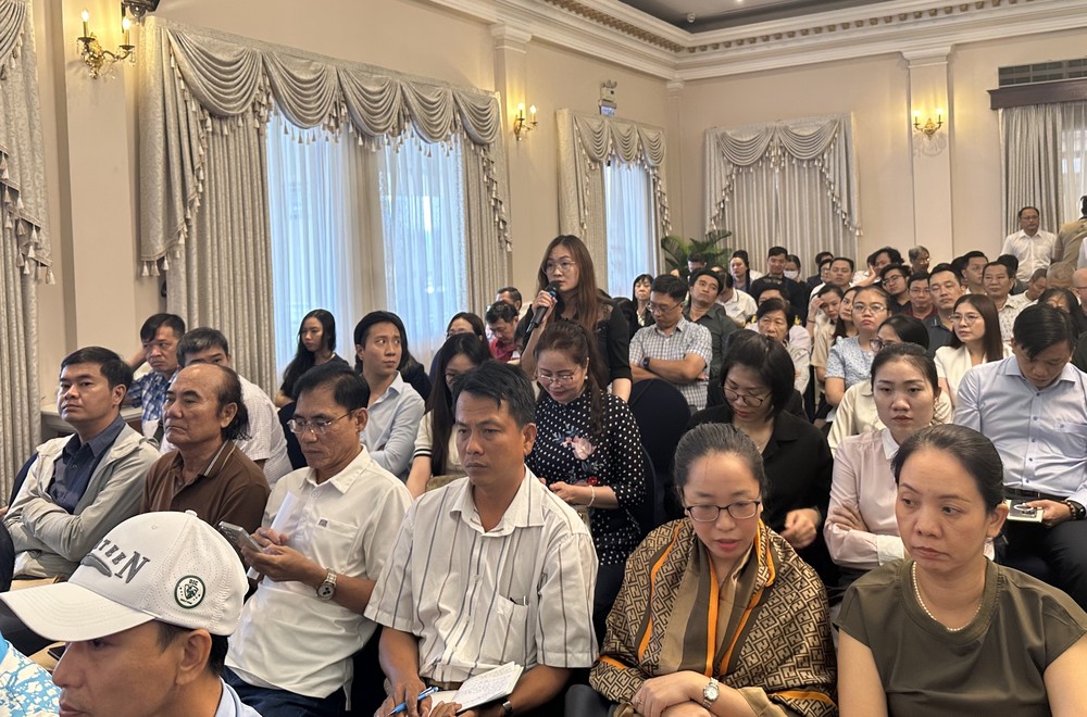 企业代表在会议上发表意见。