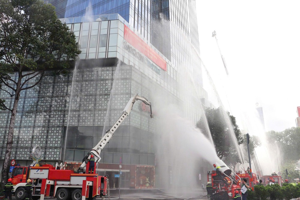 各救援力量全力灭火。