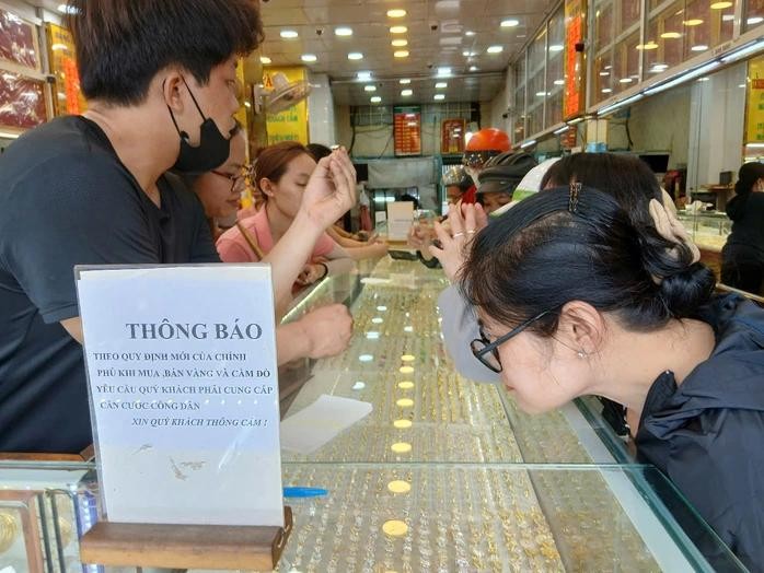 在过去两周内，国内外金价经历了难以预测的波动。