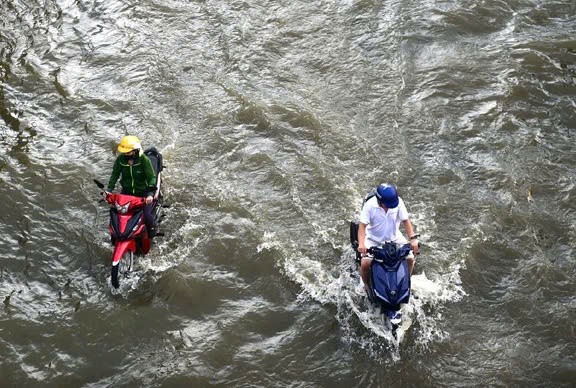 胡志明市随时应对第13号台风及高潮可能在多地引发的严重内涝影响。