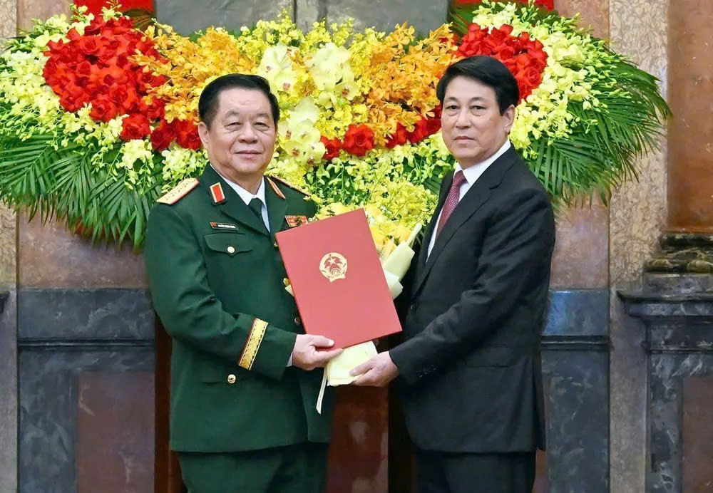 国家主席l梁强向阮仲义同志颁发任命其担任越南人民军总政治部主任职务、并从上将晋升为大将的决定。