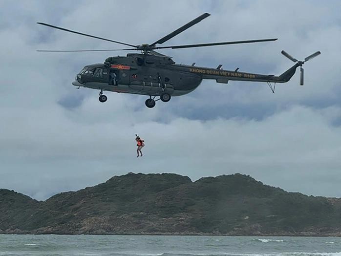 372师930团直升机在海上进行救援演练。图：有丽