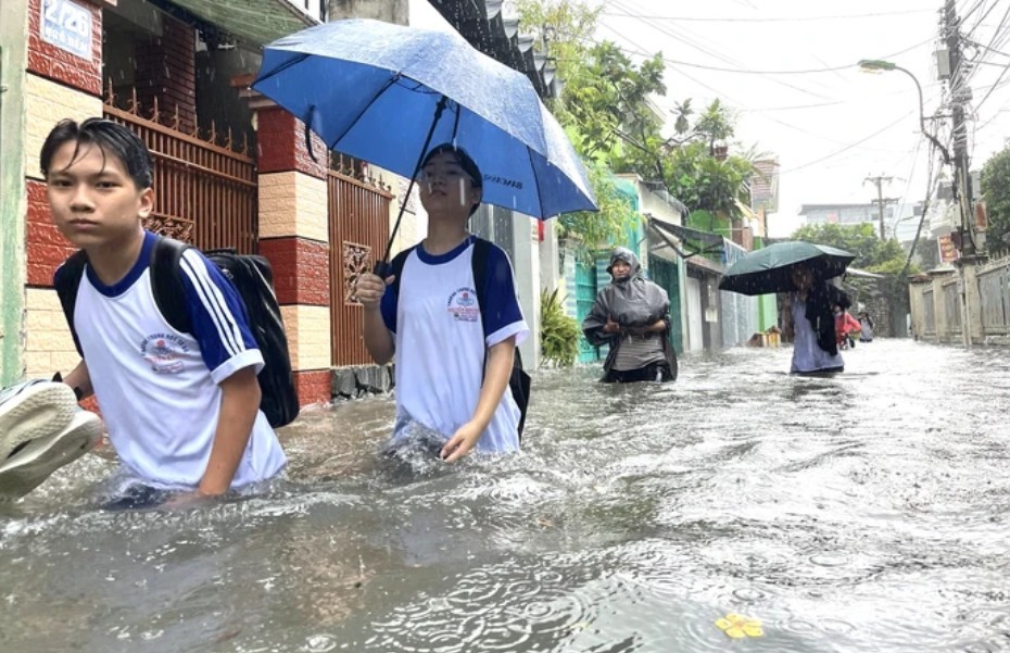 10月16日，庆和省北芽庄坊阮勝初中学生在水中跋涉回家。图：阮黄