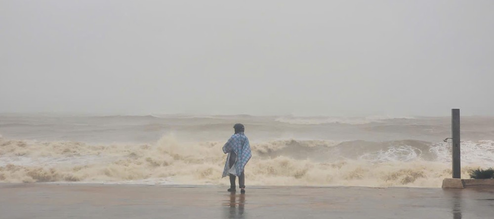 归仁海岸波濤洶湧。