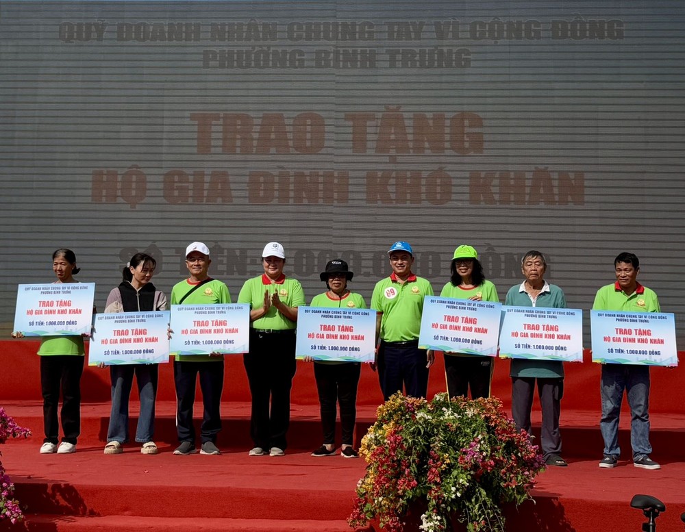 组委会代表向家境贫困户颁发象征性牌匾。