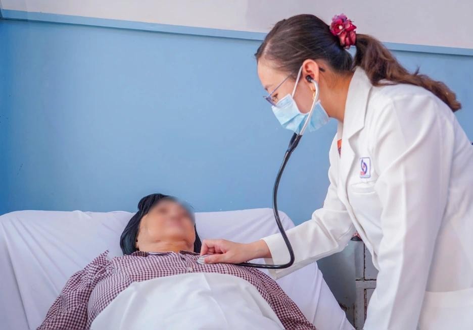 疑似食面包中毒的患者在嘉定人民医院接受治疗。