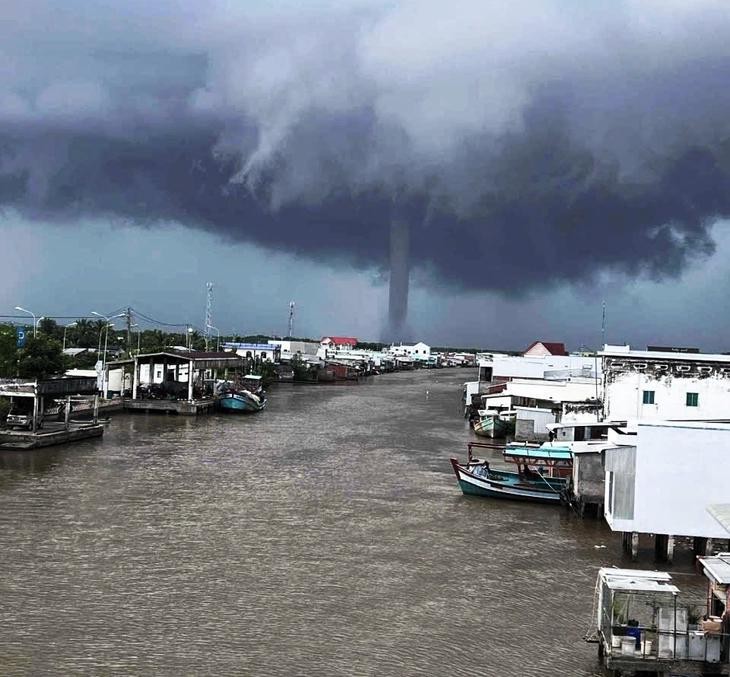 金瓯省丐对环乡海域出现了龙卷风。