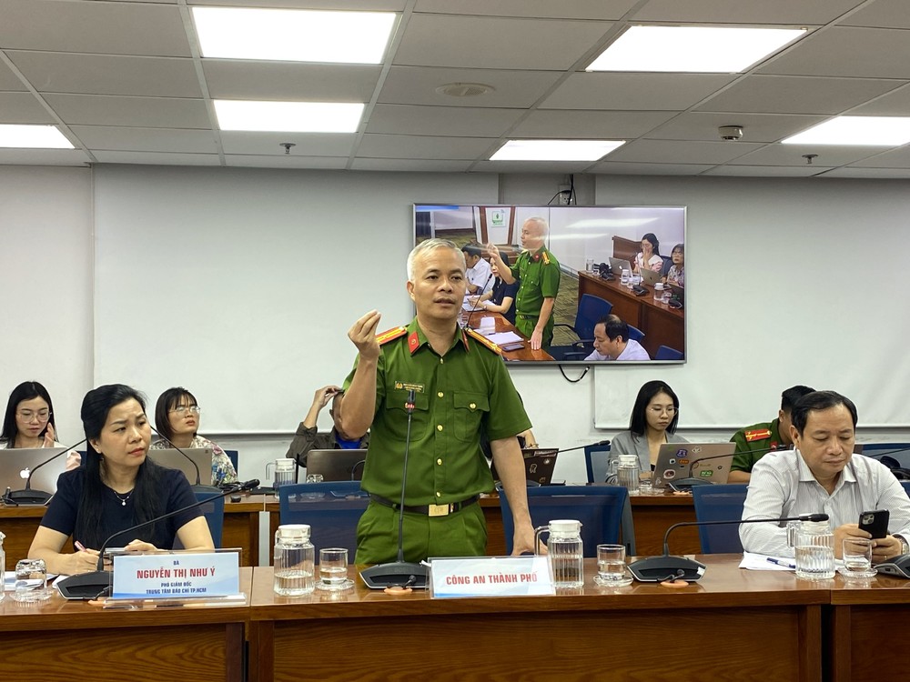 胡志明市公安厅消防与救援警察科副科长阮文松上校在新闻发布会上提供信息。