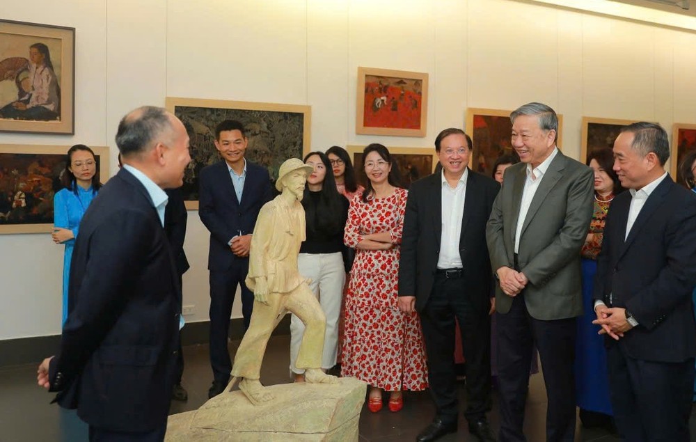 党中央总书记苏林参观现代美术100年展览。