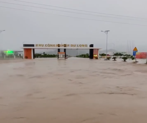 游龙工业区严重受淹，5000名劳工临时停工。