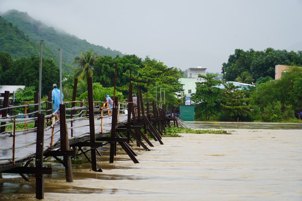 2  cau-go-phu-kieng-bi-lu-cuon-troi-1594-7679.jpg