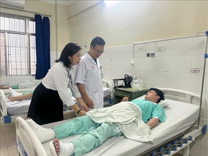 职能力量在庆和省全科医院慰问伤员。图：潘六