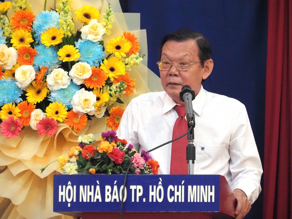 胡志明市新闻工作者协会主席阮晋锋在颁奖仪式上发表讲话。