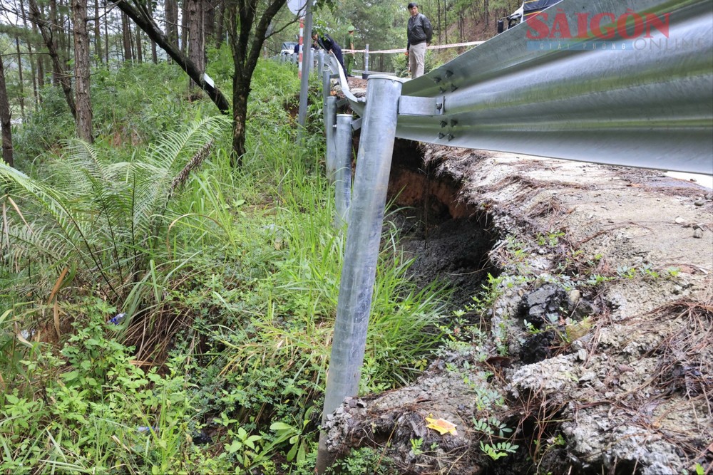 金合欢岭的山体滑坡严重威胁了车辆的安全。