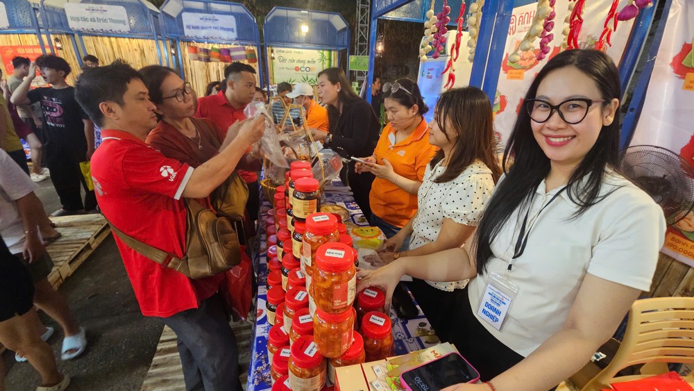 酸腌虾产品和鱼干很吸引顾客。图：阮智