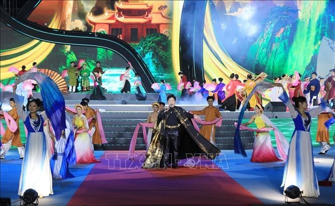 越南与中国文化在首届红河文化盛会开幕之夜绽放绚丽色彩。