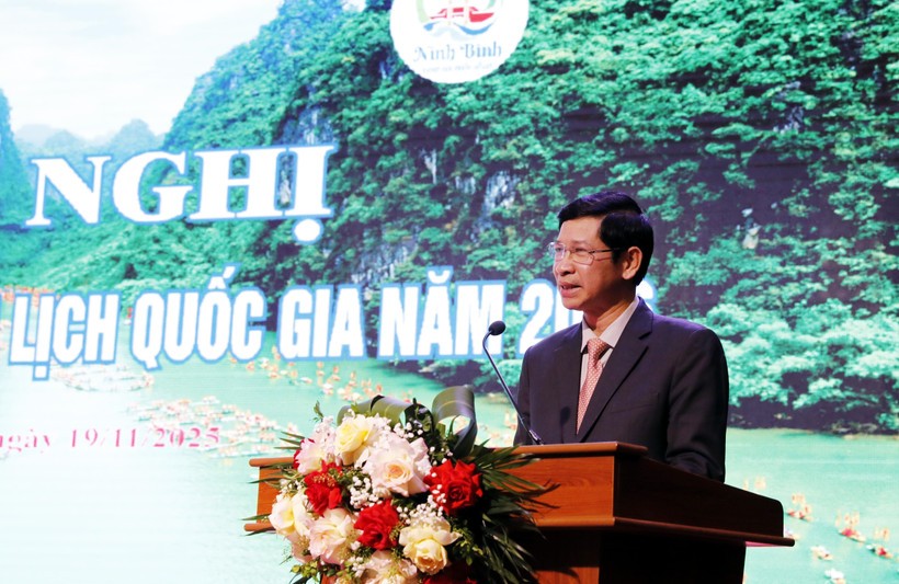 越南文体与旅游部副部长胡安峰发表讲话。