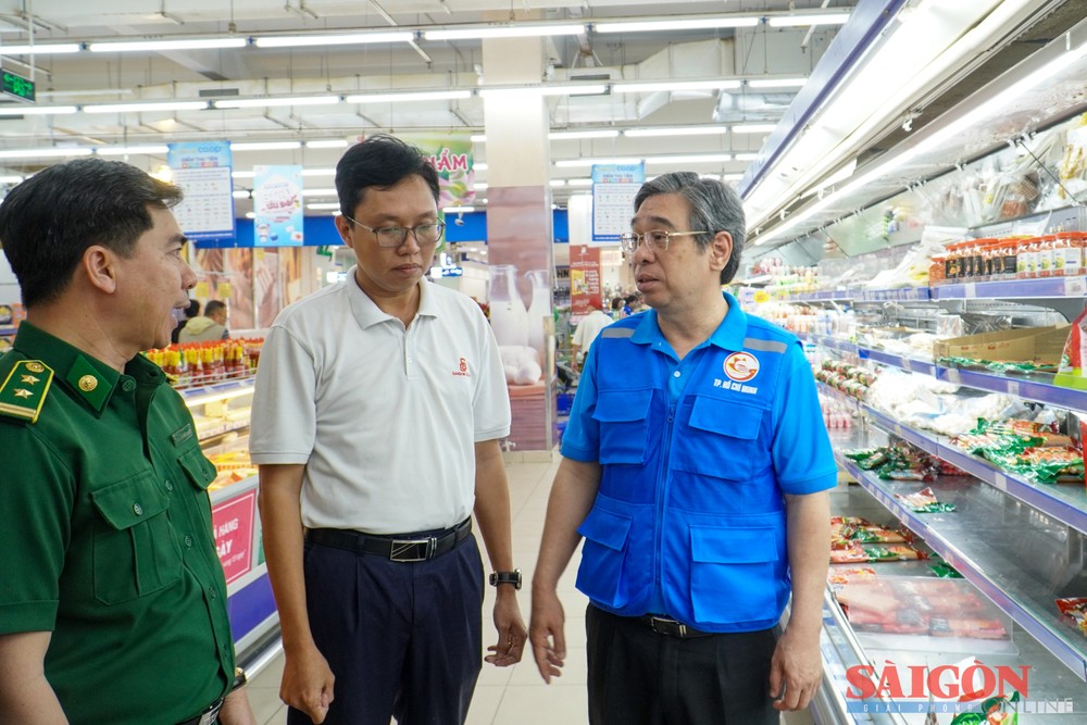 阮福禄同志呼吁Saigon Co.op保持洪涝灾区商品价格稳定。