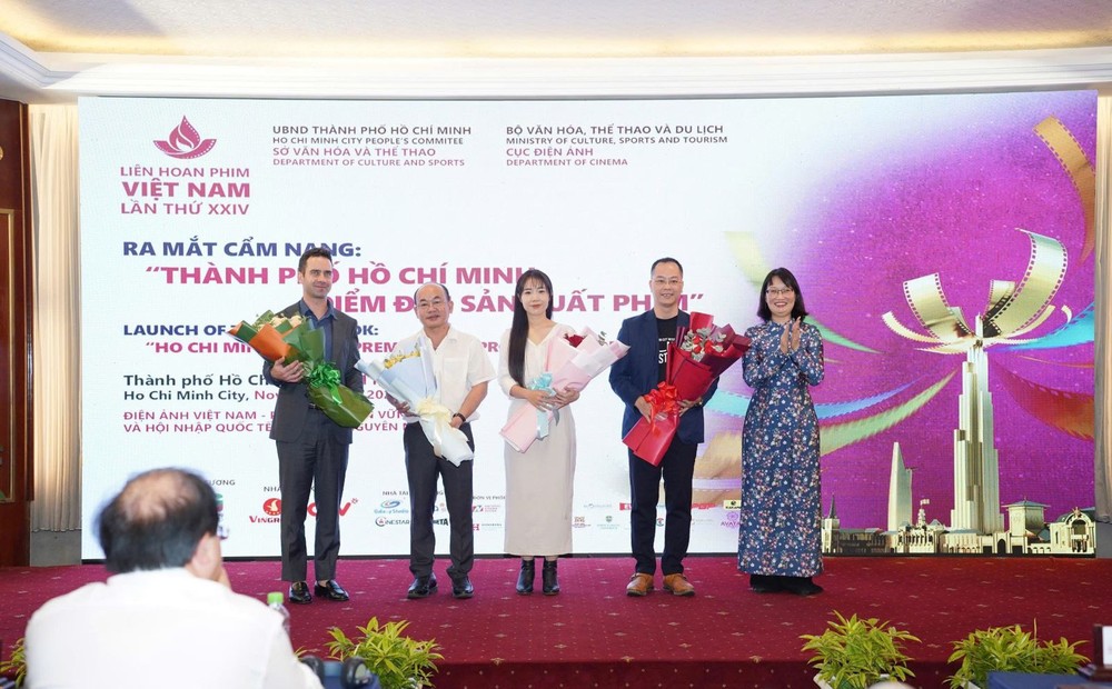 胡志明市人委会副主席陈氏妙翠向支持制作《胡志明市—电影制作目的地》手册的个人和单位赠送鲜花致谢。