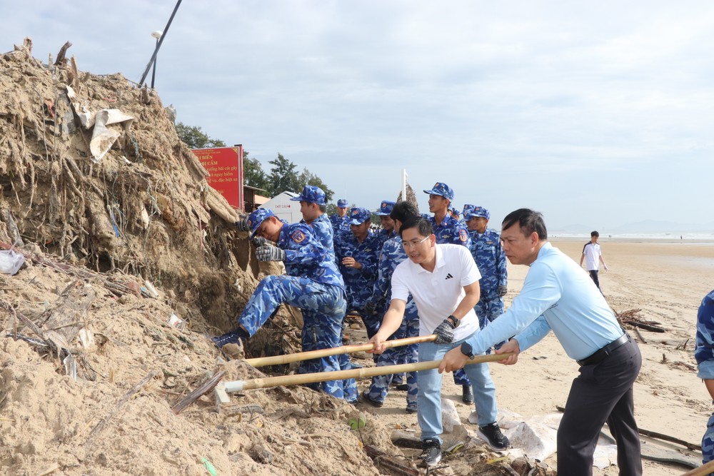 三胜坊领导在后滩海岸参与收集海洋垃圾。