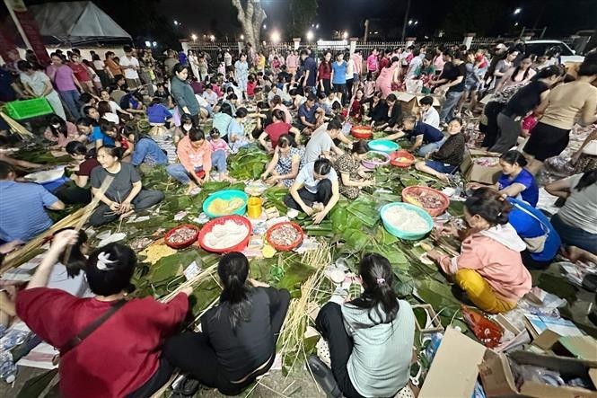 同奈省数百人连夜包圆柱形粽子，准备送给灾民。