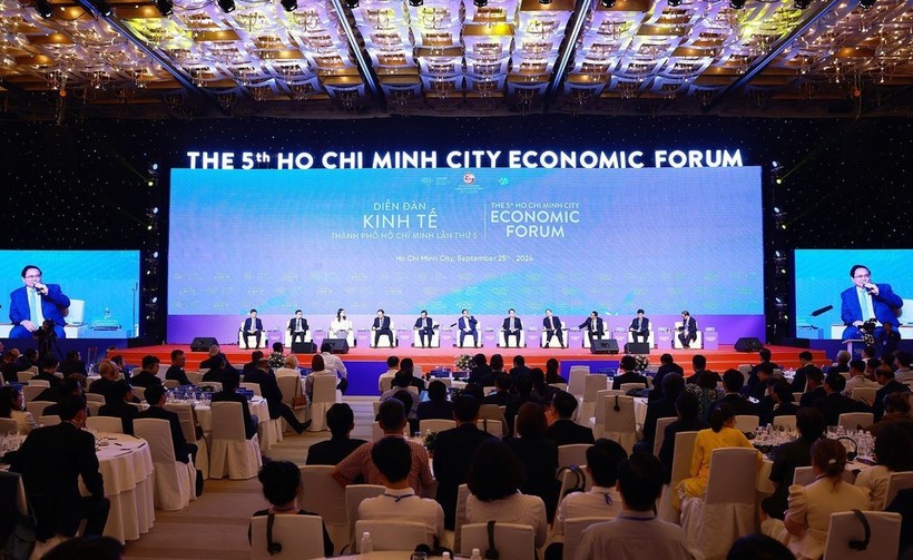 越南政府总理范明政在论坛上发言。