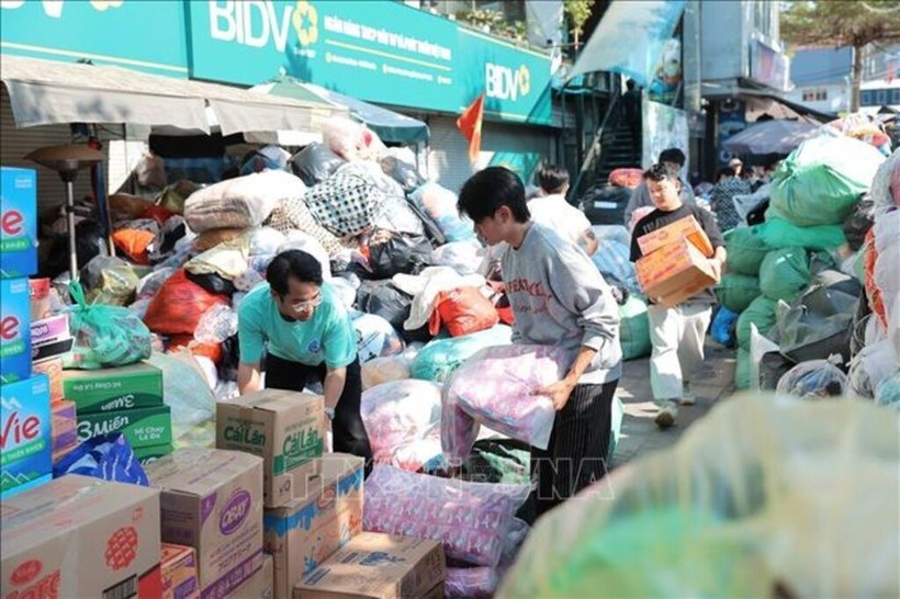 国际社会和全国人民携手支援灾区民众。