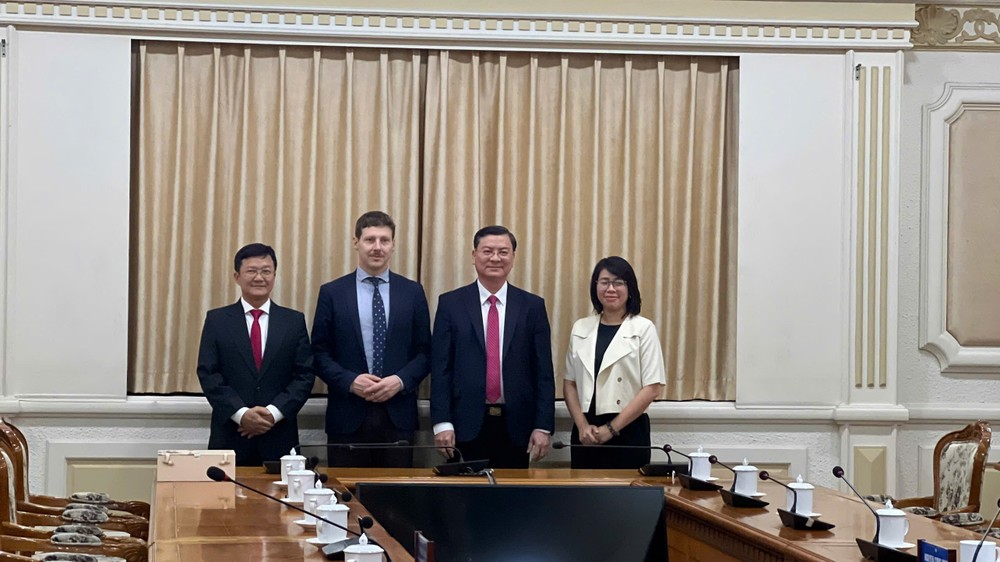 胡志明市人委会副主席阮功荣会见了德国柏林全球政府技术中心主任曼努埃尔·基利安。