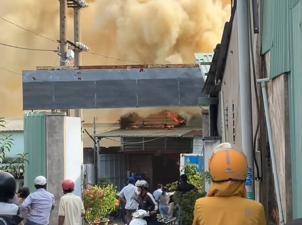 汽车空调配件仓库燃起熊熊大火。图：截自视频