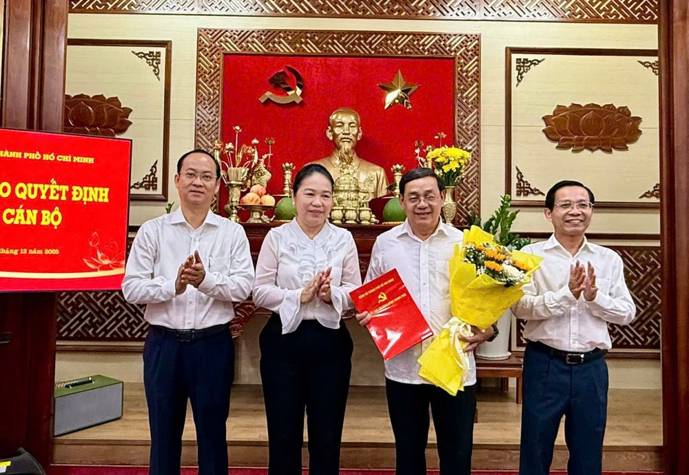 胡志明市各党机关党委专职常务处颁授决定，祝贺党委组织处新主任阮高礼。图：庆辉