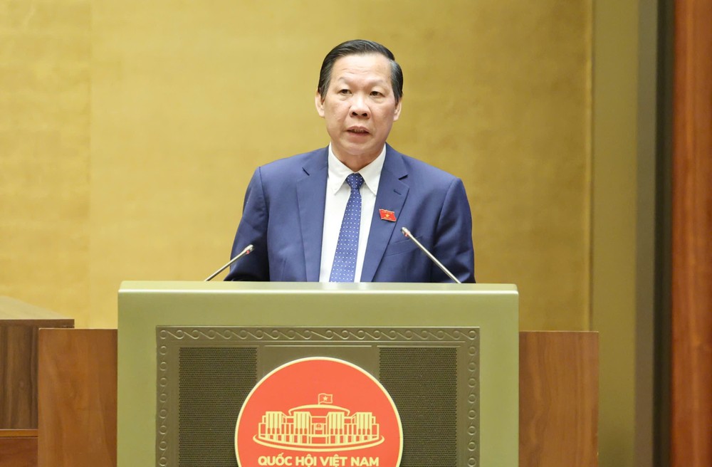 12月3日下午，国会经济与财政委员会主任潘文迈阐述了国会各项决议草案的审查报告。图：光福。