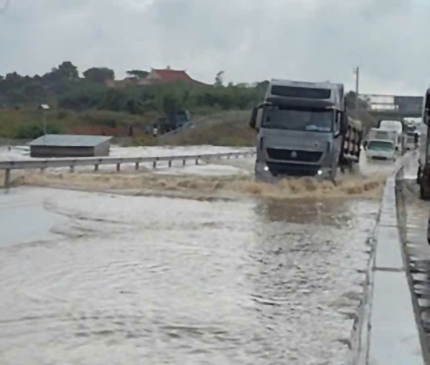 藩切-油曳高速公路部分路段被深水淹没。图：NDCC