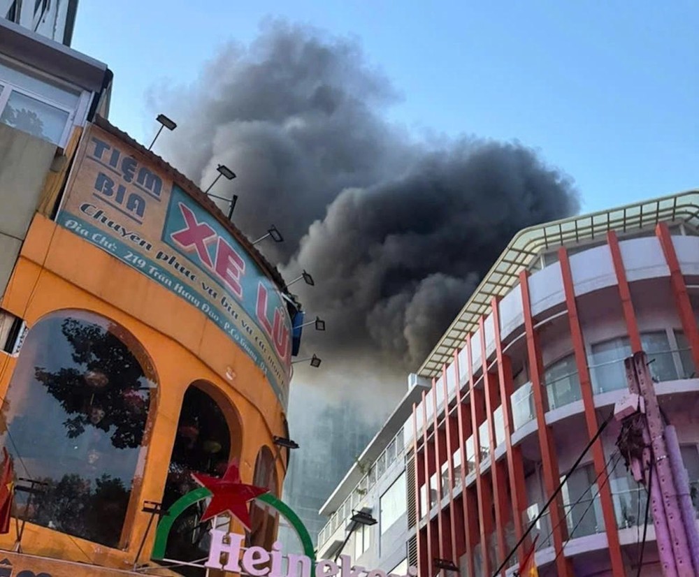 浓烟和火焰笼罩着陈兴道街的餐厅使5人被困。图：明黄