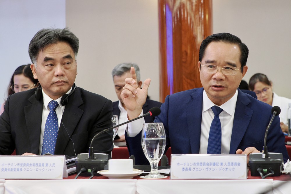 胡志明市人委会主席阮文得和市人委会副主席阮禄河主持会议。