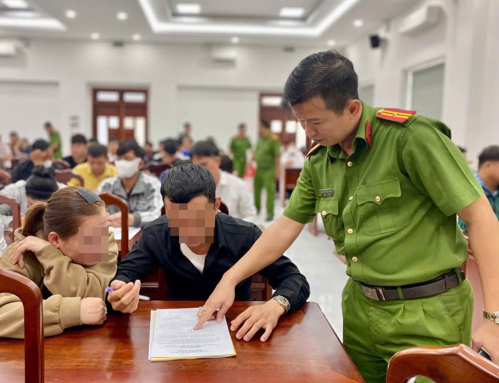 胡志明市公安干部引导受特赦者办理手续。