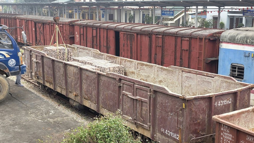 铁路部门免费运送100万块砖支援中部地区灾后住房建设。