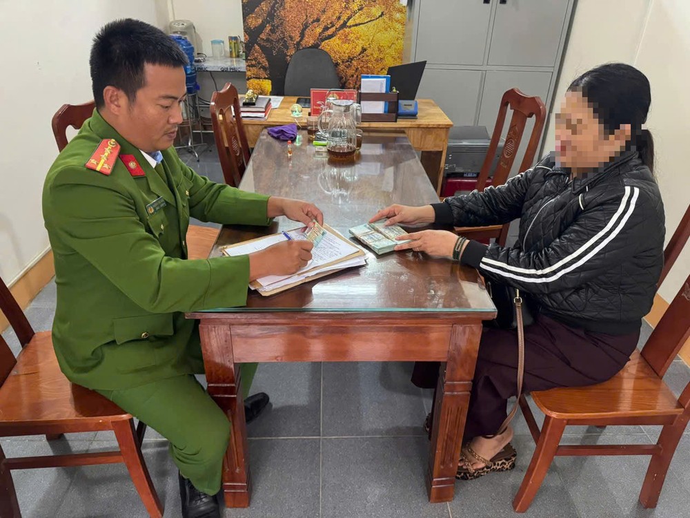 孝江乡公安办理手续，将1亿元归还给错汇款人。图：忠陈